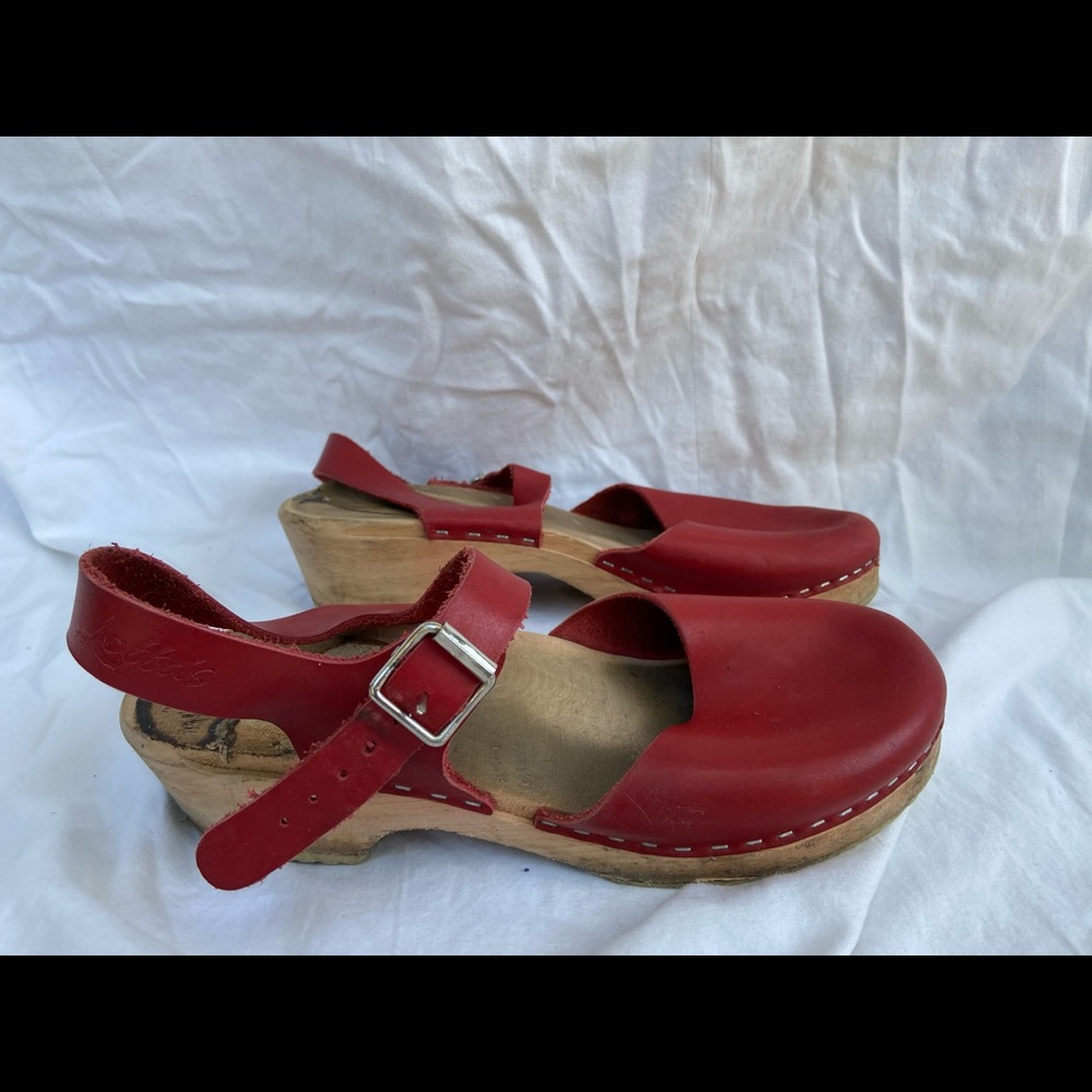 Red clogs